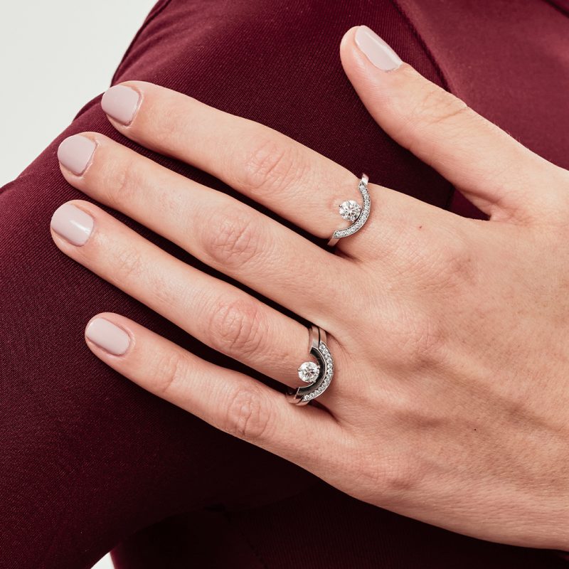Bague_Intrepide_grand_arc_0.5ct_pavee_-_Or_blanc_18k_-_diamant_ethique_-_Loyale_Paris
