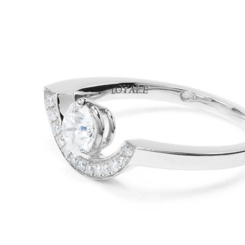 Bague_Intrepide_grand_arc_0.5ct_pavee_-_Or_blanc_18k_-_diamant_ethique_-_Loyale_Paris