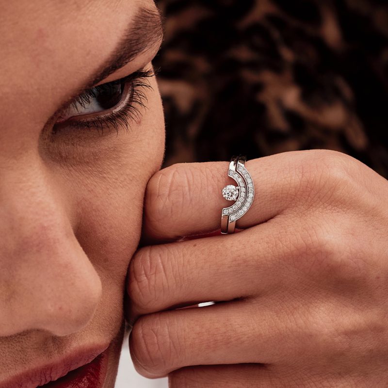 Bague_Intrepide_grand_arc_pavee_-_Or_blanc_18k_-_diamant_ethique_-_Loyale_Paris